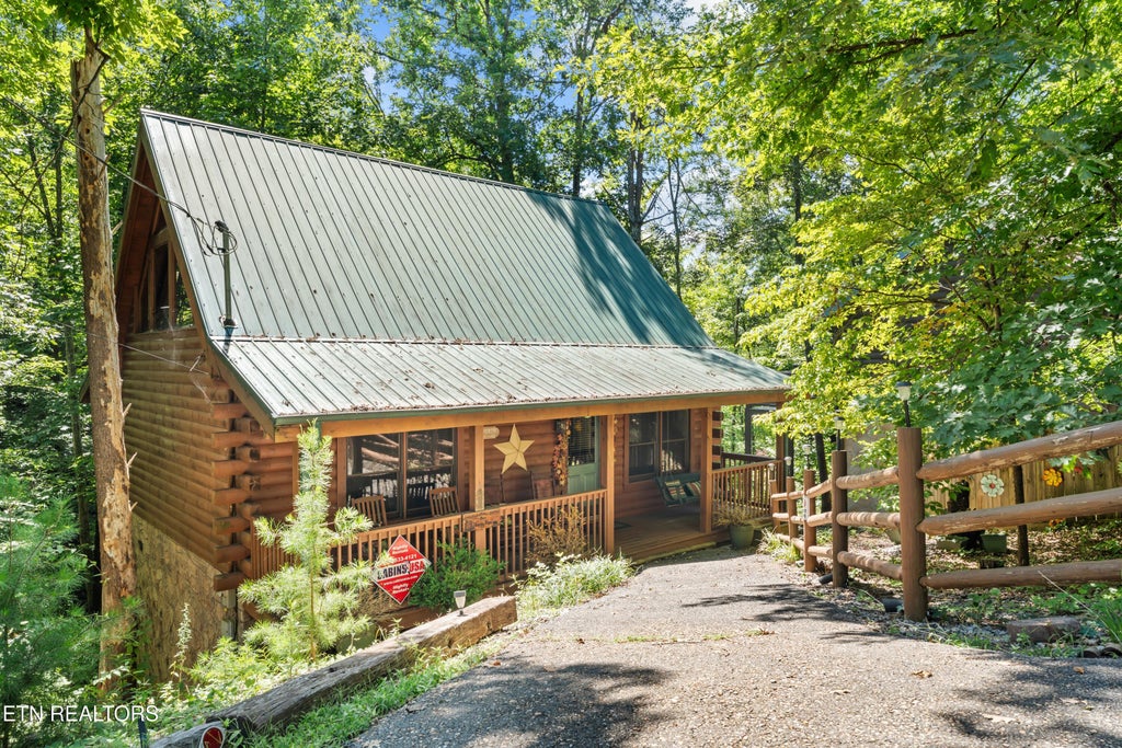 Photo of 656 Forest Drive, Pigeon Forge, TN 37863 (MLS # 1352623)