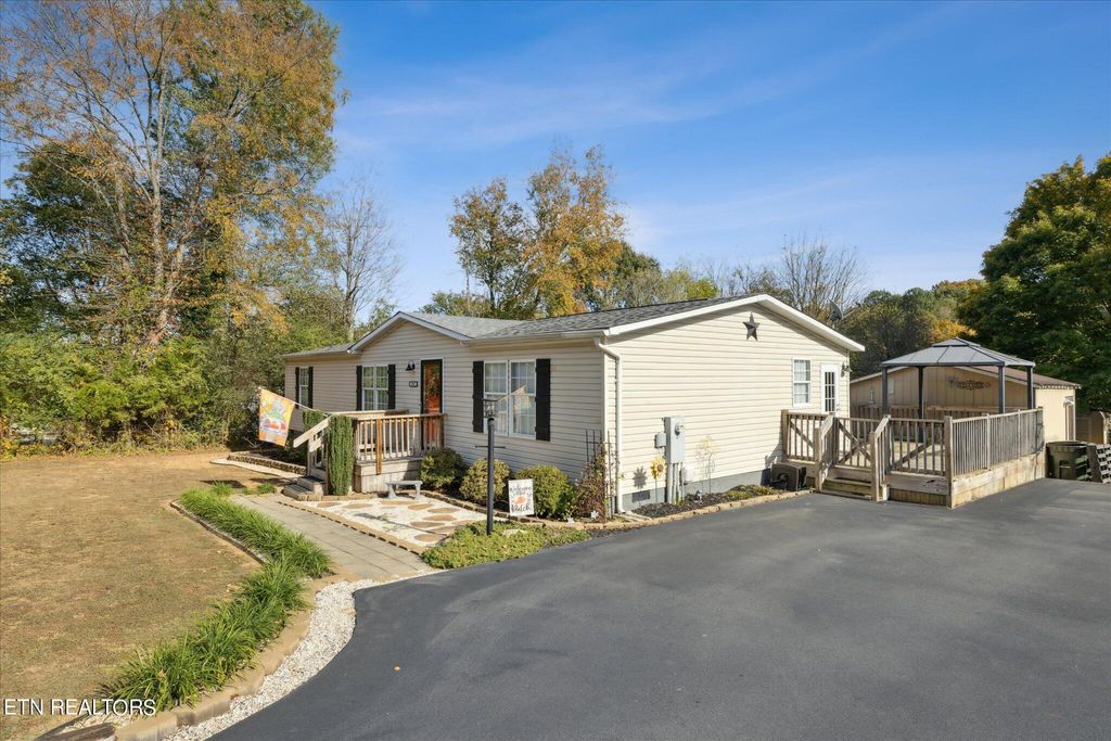Photo of 709 S Farnum St, Friendsville, TN 37737 (MLS # 1244165)