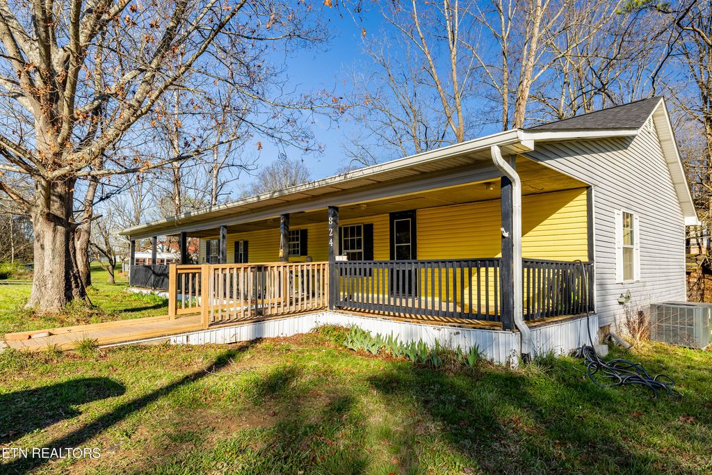 Photo of 824 Edna Garland Rd, Maryville, TN 37801 (MLS # 1332753)