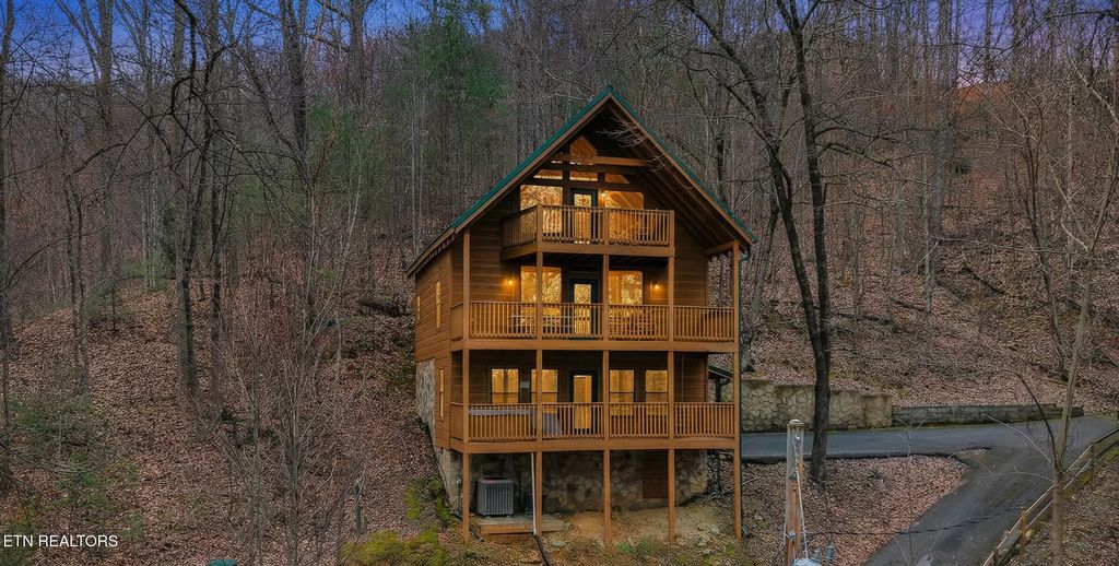 Photo of 1739 W Sky View Drive, Sevierville, TN 37876 (MLS # 1331704)