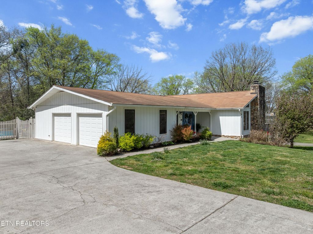 Photo of 2219 Canterbury Circle, Maryville, TN 37803 (MLS # 1335636)