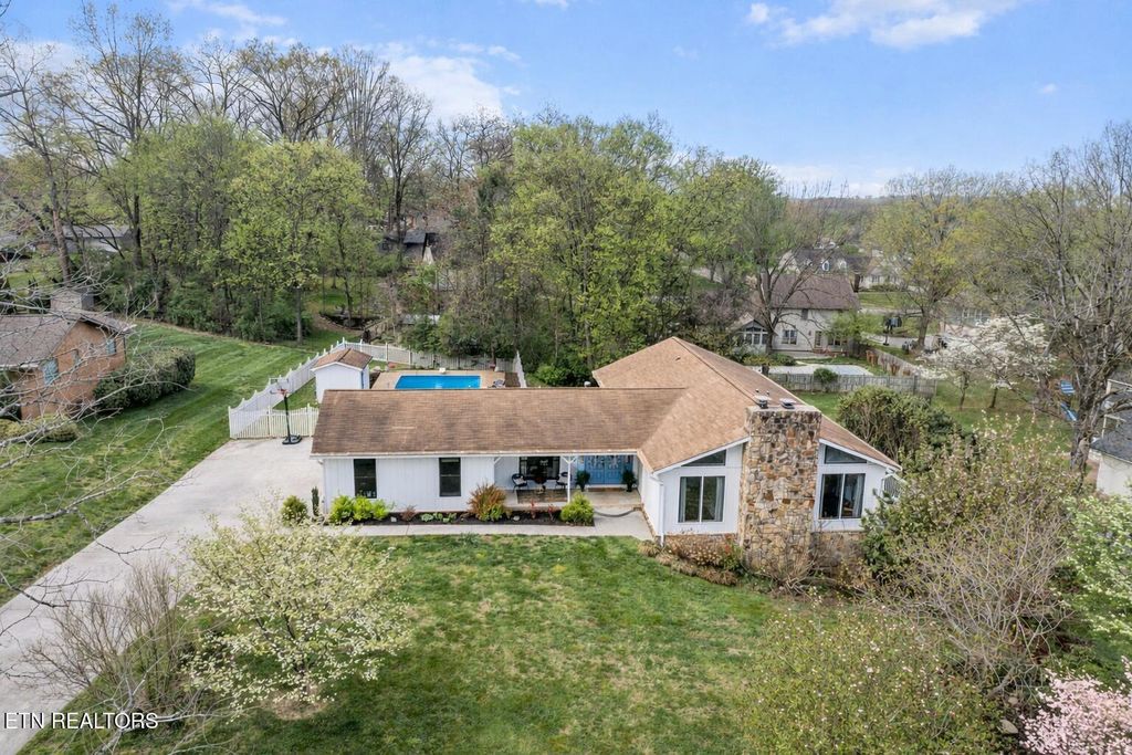 Photo of 2219 Canterbury Circle, Maryville, TN 37803 (MLS # 1335636)