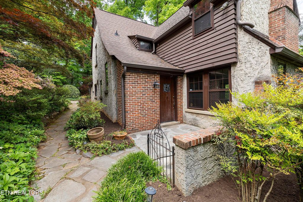 Photo of 702 Forest Hills Blvd, Knoxville, TN 37919 (MLS # 1337973)