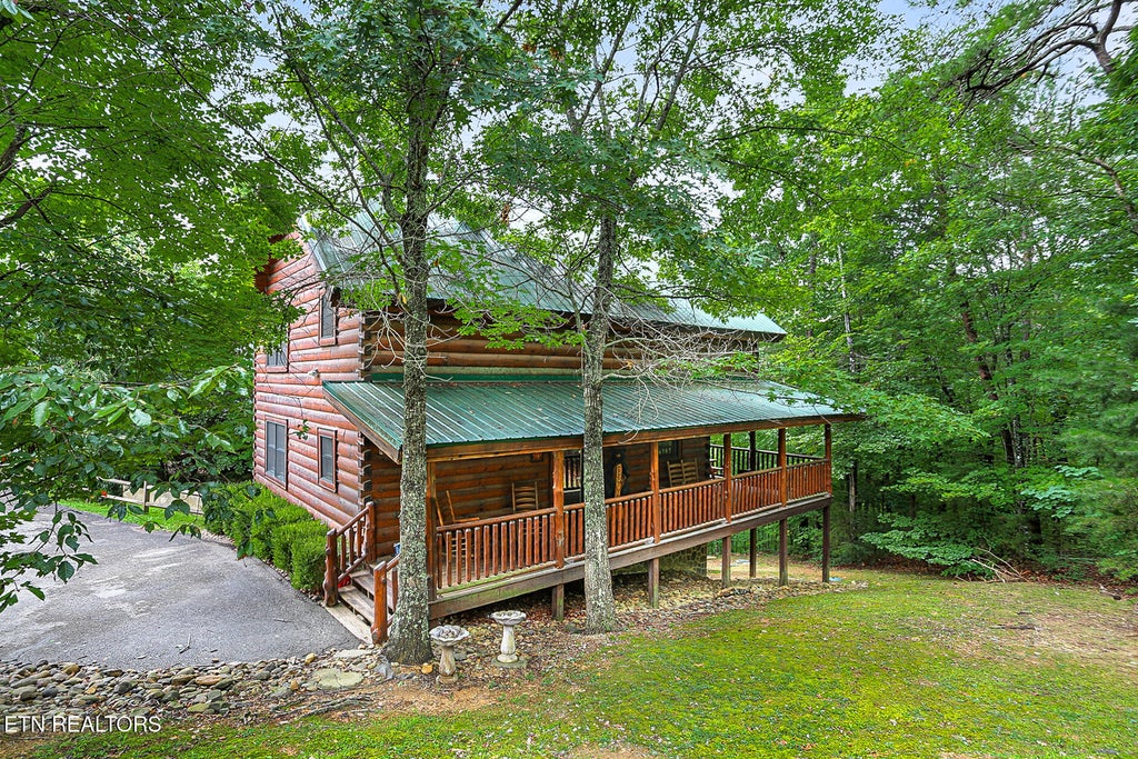 Photo of 2027 Smoky Cove Rd, Sevierville, TN 37876 (MLS # 1351695)