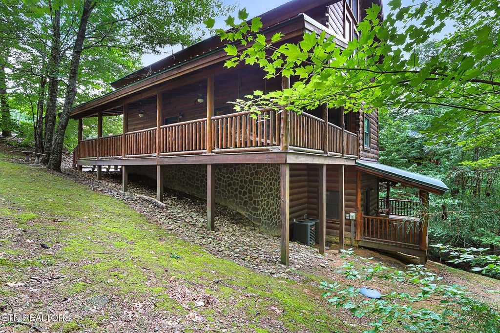 Photo of 2027 Smoky Cove Rd, Sevierville, TN 37876 (MLS # 1351695)