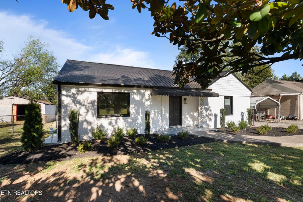 Photo of 204 Hemlock St, Alcoa, TN 37701 (MLS # 1278856)