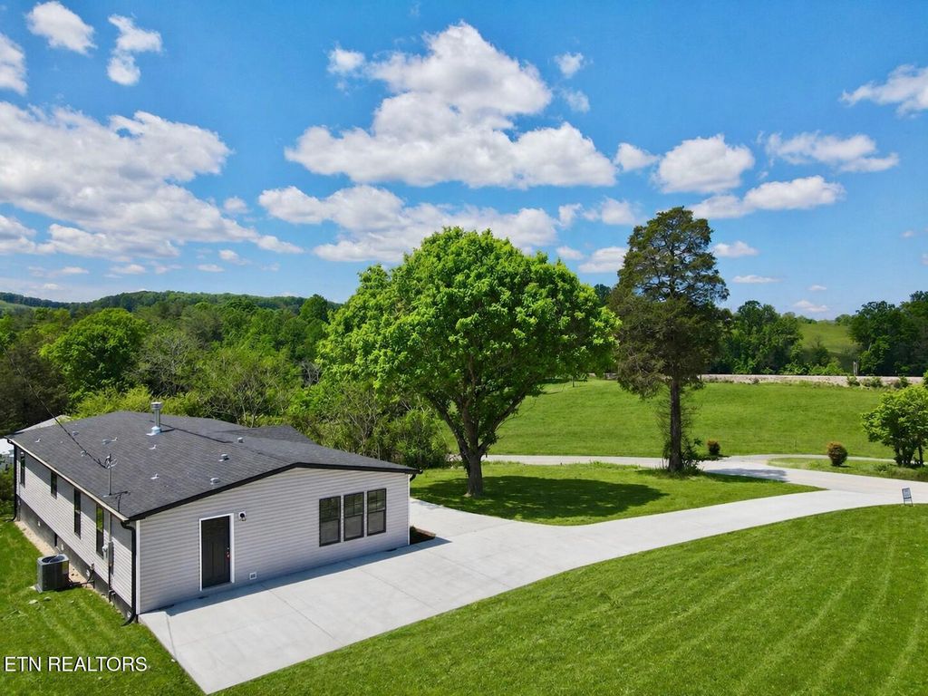 Photo of 859 Straight Creek Rd, New Tazewell, TN 37825 (MLS # 1339014)