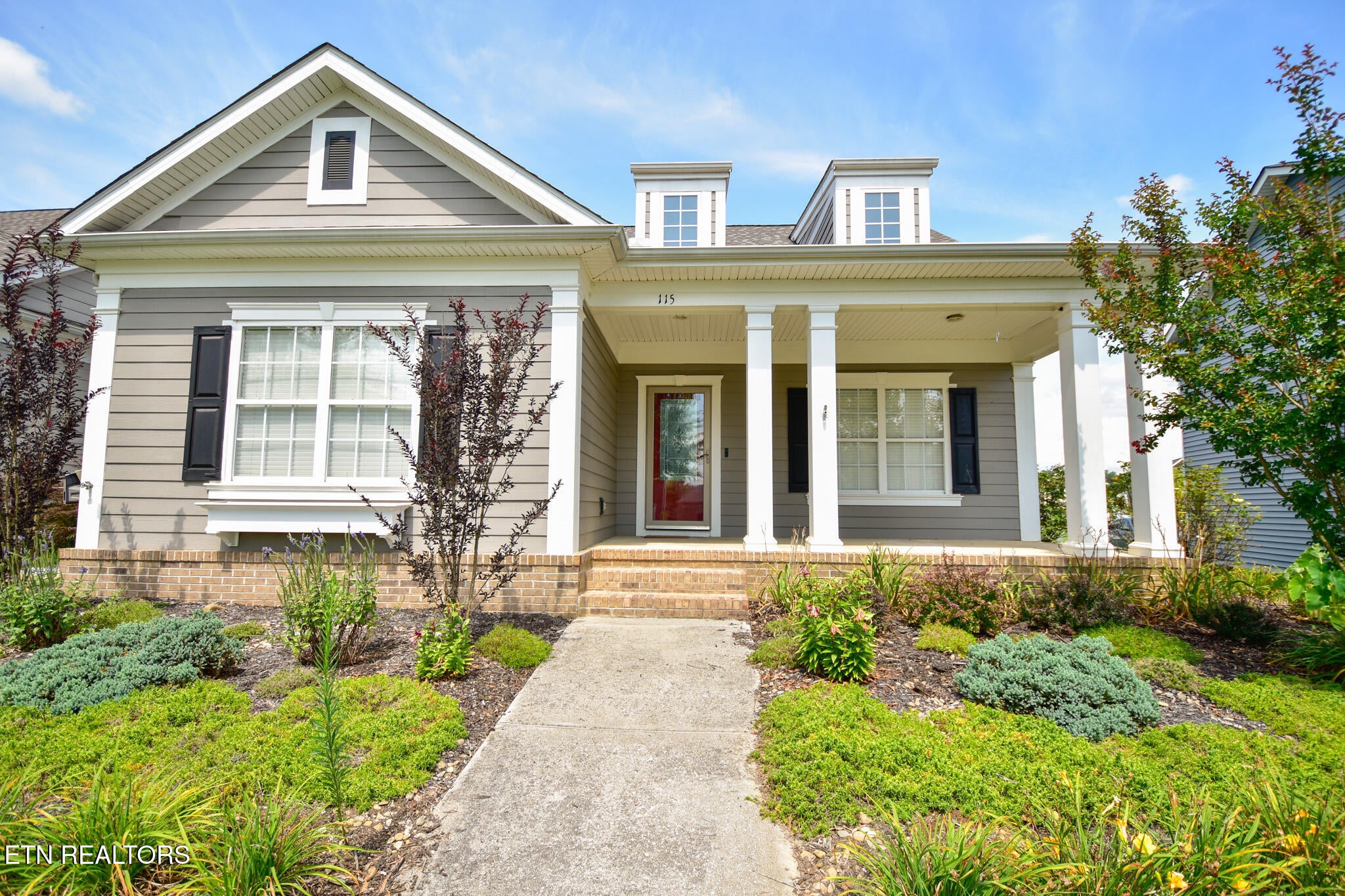 115 Hackberry St