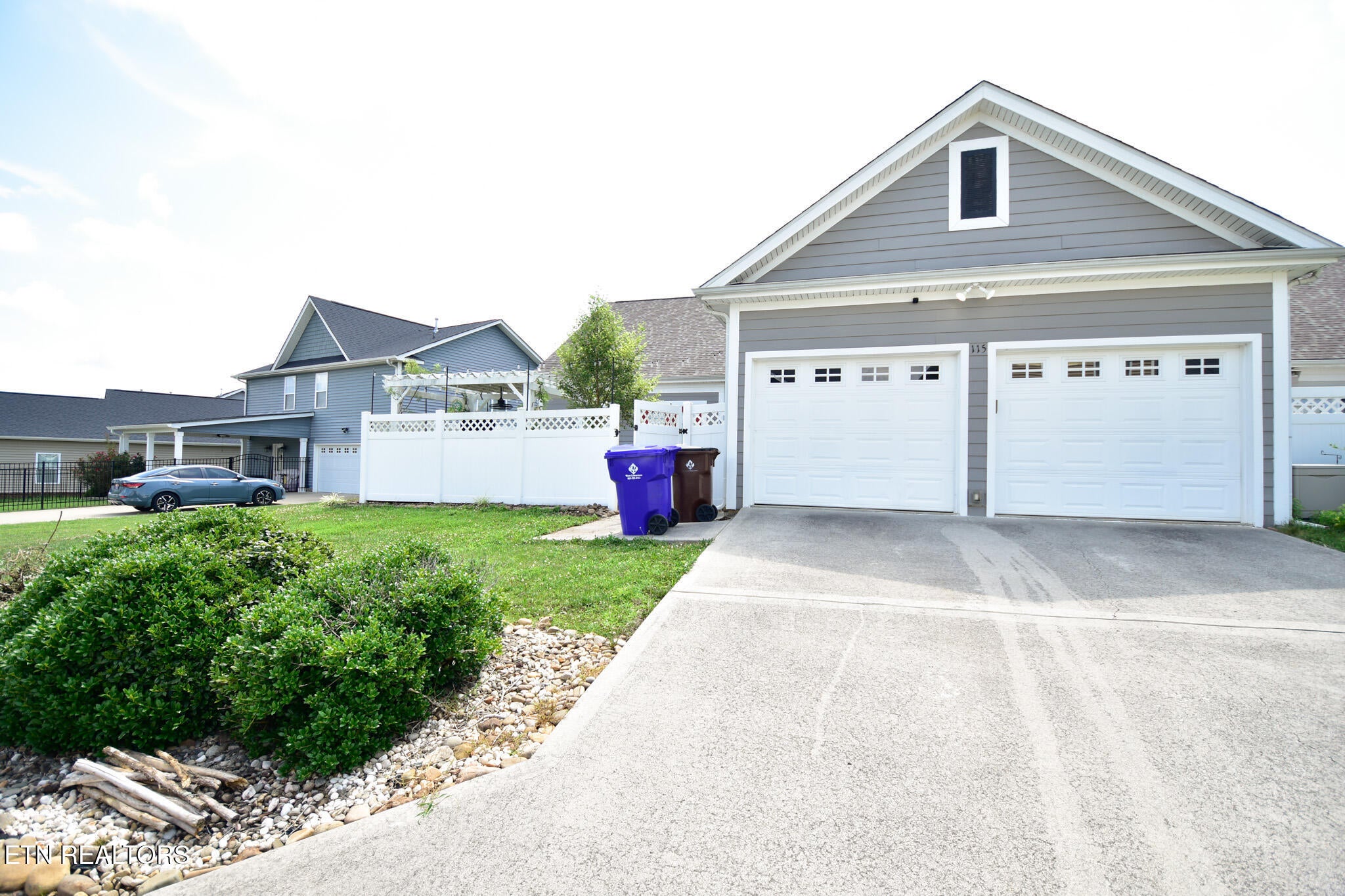 115 Hackberry St