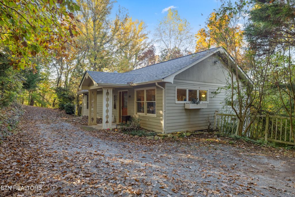 Photo of 102 Jones Lake Way, Louisville, TN 37777 (MLS # 1281152)