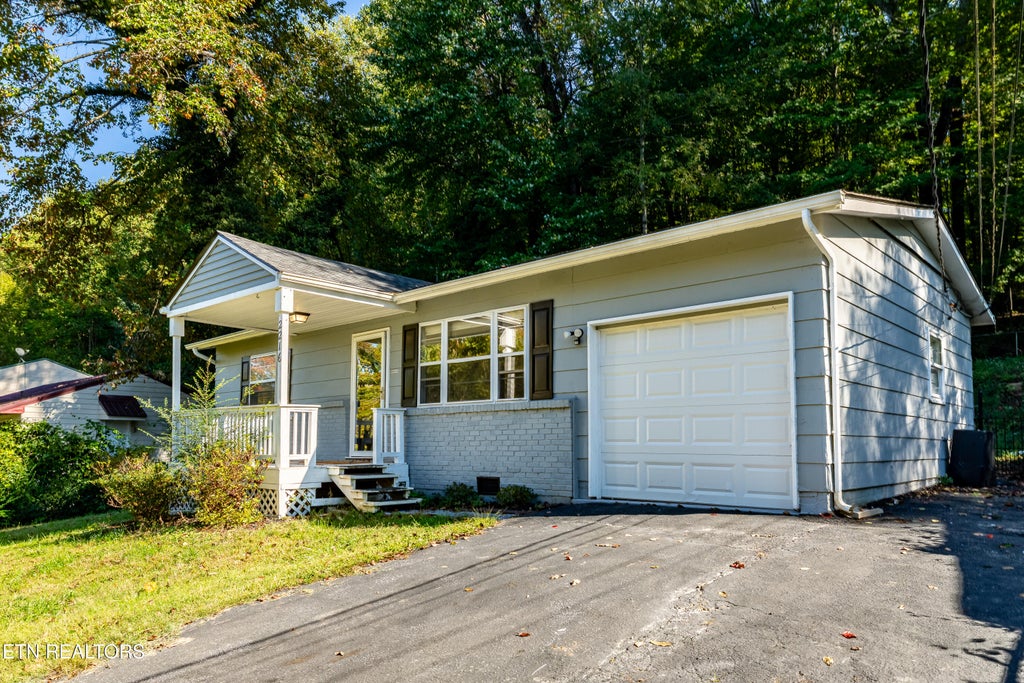 Photo of 2216 Rifle Range Drive, Knoxville, TN 37918 (MLS # 1358935)