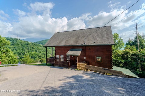 Photo of 205 W Pinnacle Drive, Gatlinburg, TN 37738 (MLS # 1347553)