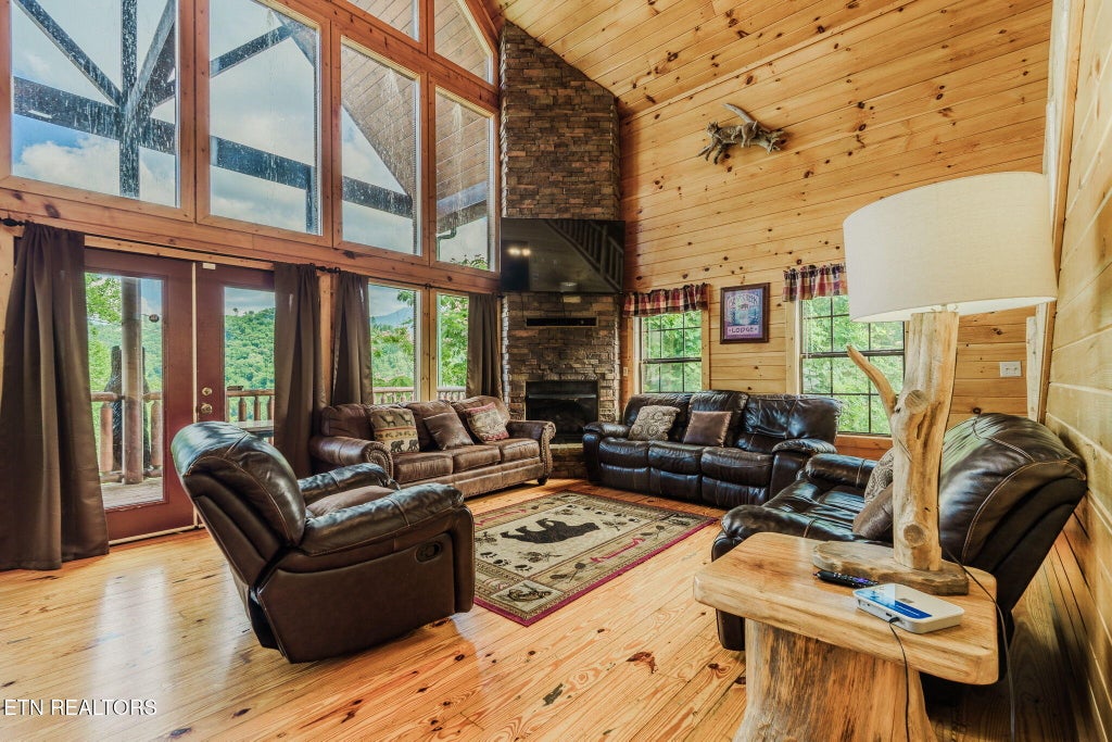 Photo of 205 W Pinnacle Drive, Gatlinburg, TN 37738 (MLS # 1347553)