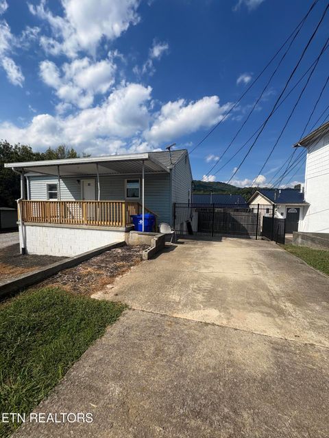 Photo of 702 Carlock Ave, Harriman, TN 37748 (MLS # 1318838)