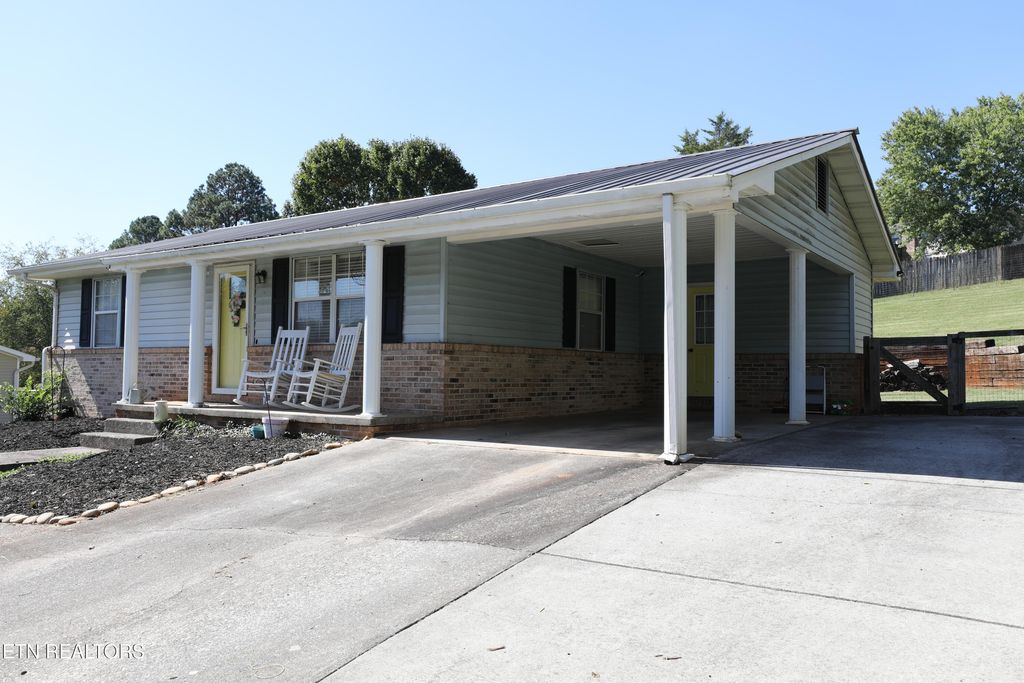 Photo of 207 Heuer St, Sweetwater, TN 37874 (MLS # 1279426)