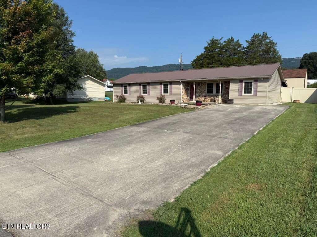 Photo of 324 Farris Circle, LaFollette, TN 37766 (MLS # 1313196)