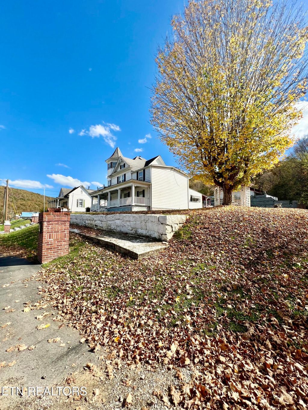 Photo of 315 W Spring St, Oliver Springs, TN 37840 (MLS # 1281603)