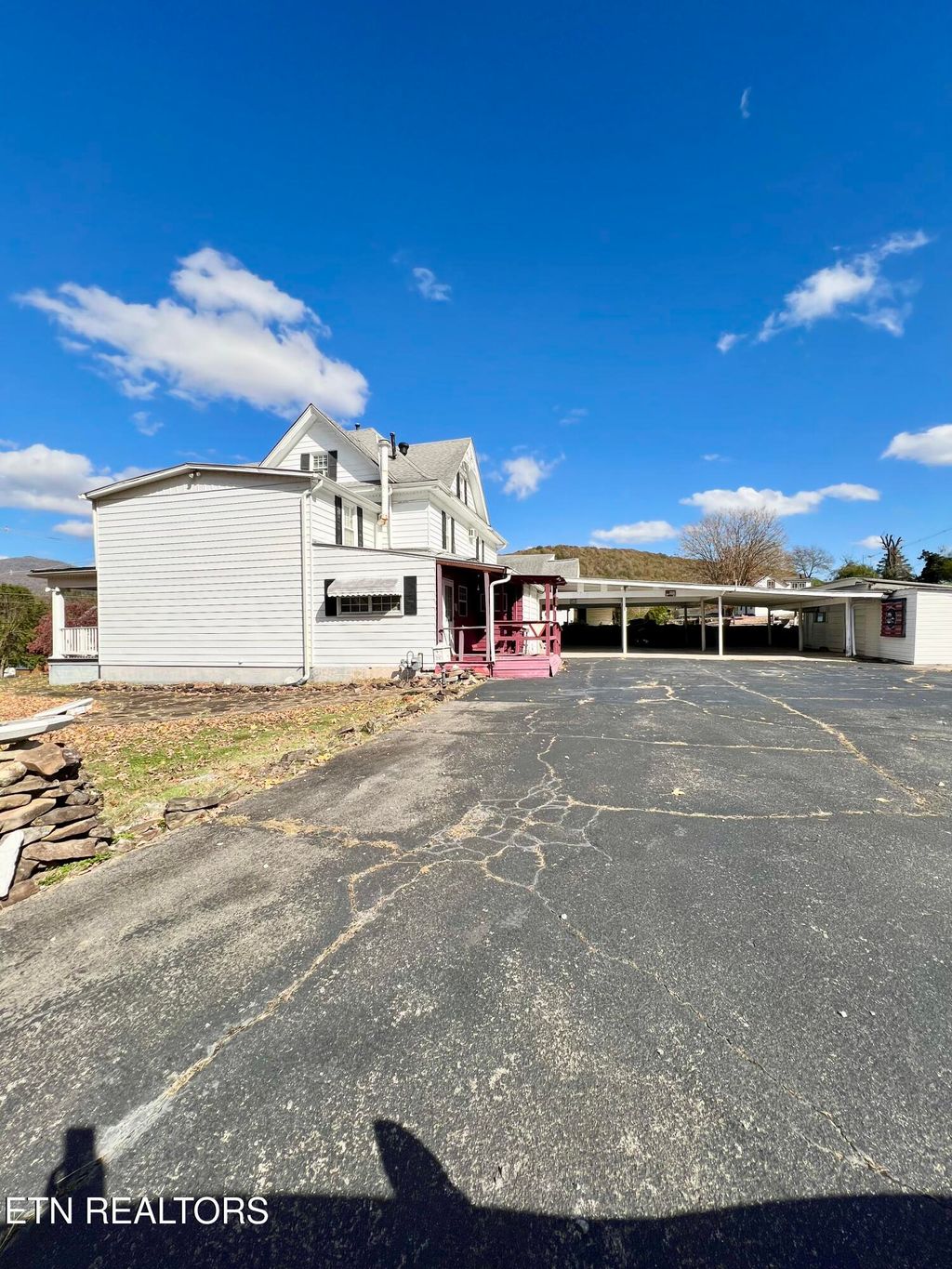 Photo of 315 W Spring St, Oliver Springs, TN 37840 (MLS # 1281603)