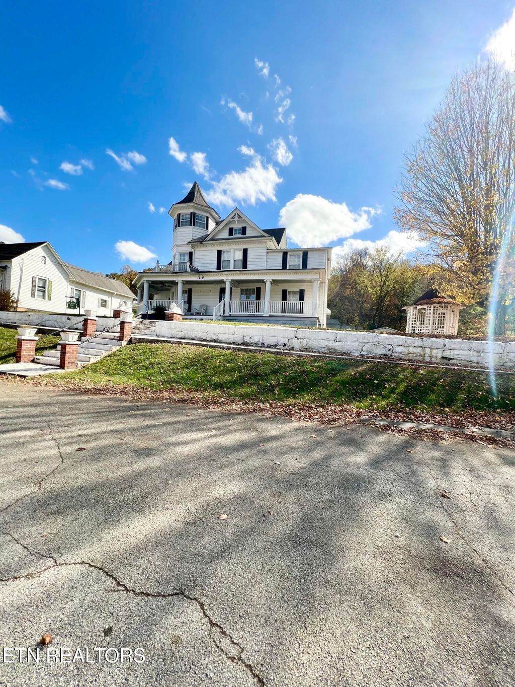 Photo of 315 W Spring St, Oliver Springs, TN 37840 (MLS # 1281603)