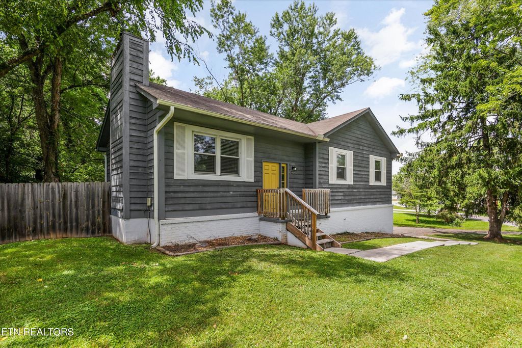 Photo of 1717 Penwood Drive, Knoxville, TN 37922 (MLS # 1345725)
