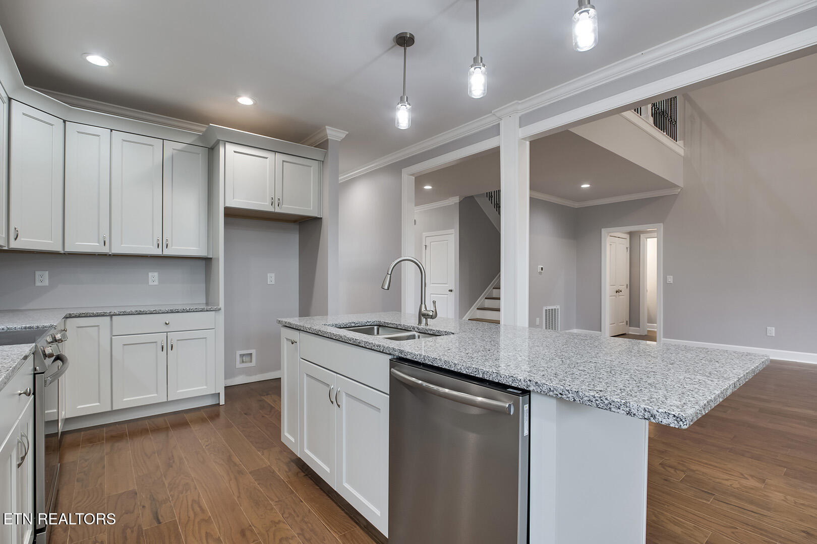 Loudon, Tennessee 37774, United States, 4 Bedrooms Bedrooms, ,5 BathroomsBathrooms,Residential,Active,90530