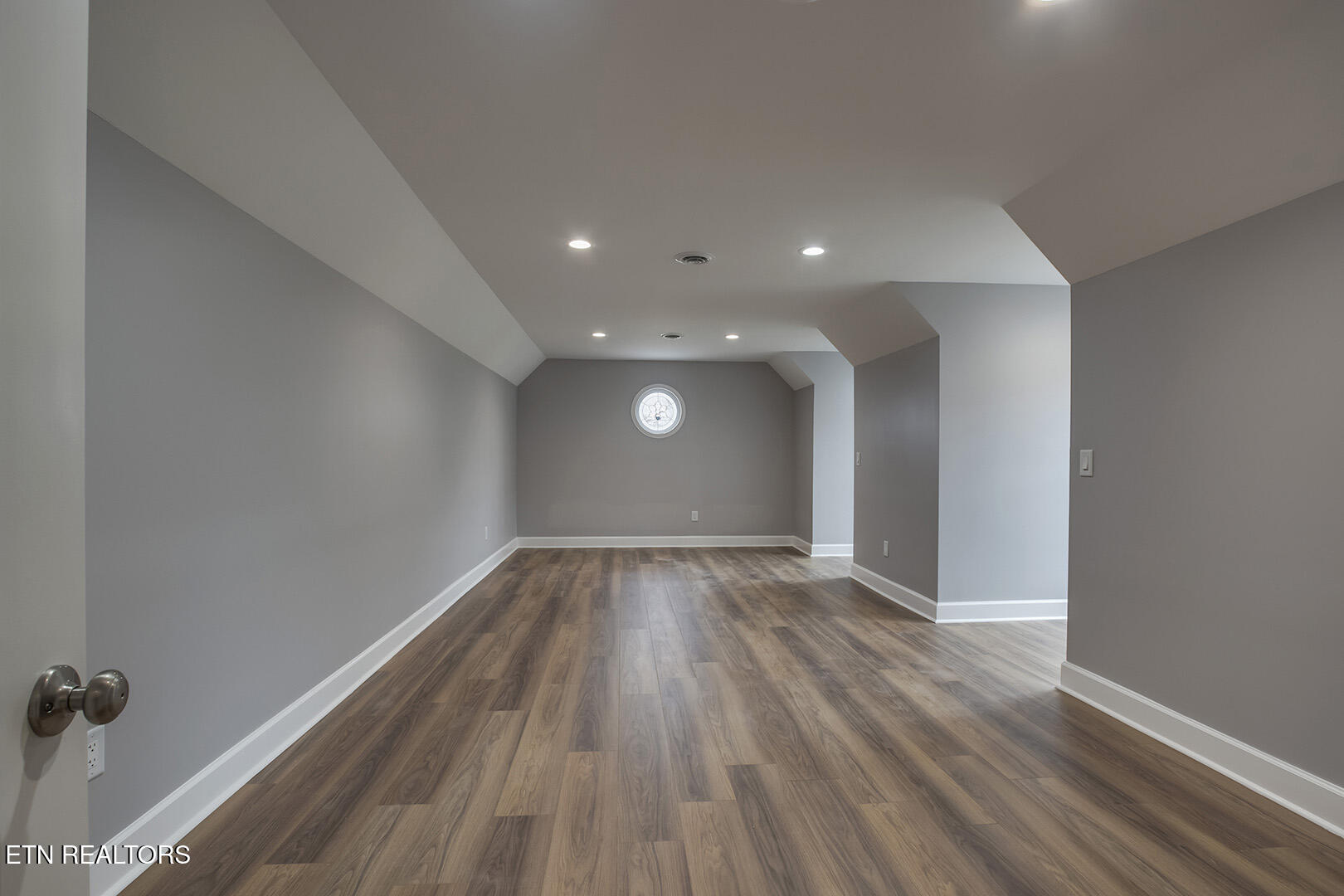 Loudon, Tennessee 37774, United States, 4 Bedrooms Bedrooms, ,5 BathroomsBathrooms,Residential,Active,90530