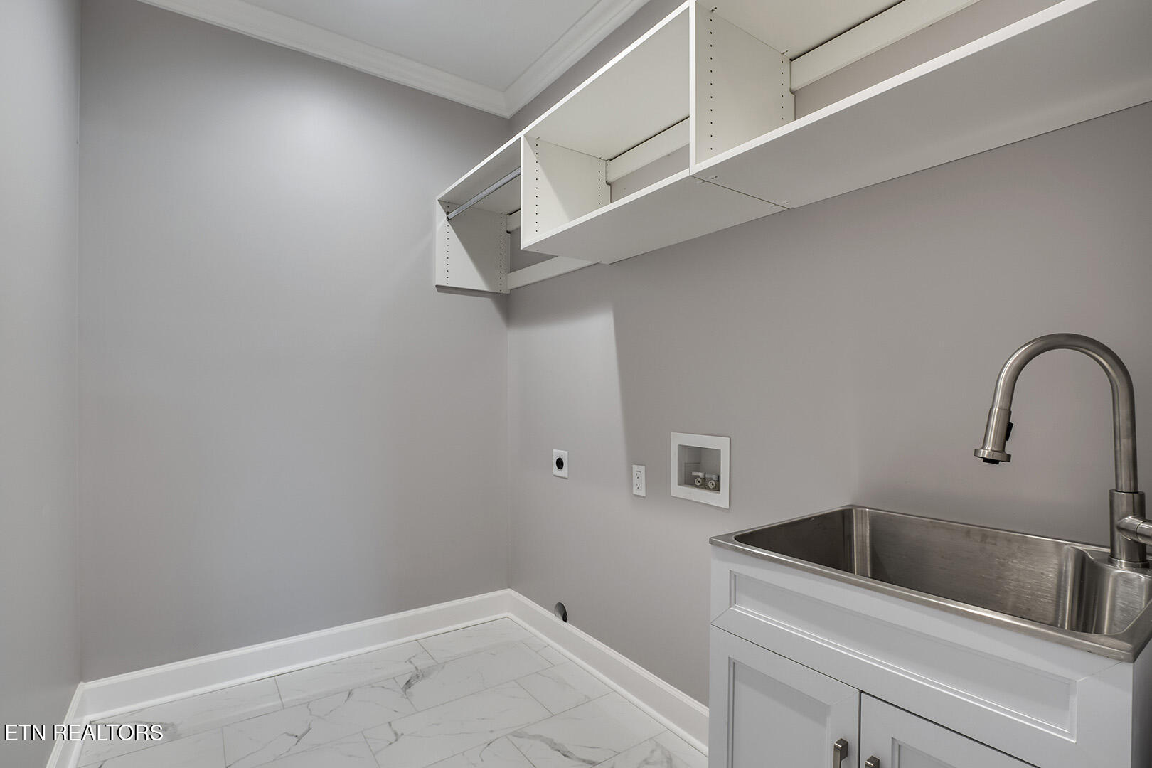 Loudon, Tennessee 37774, United States, 4 Bedrooms Bedrooms, ,5 BathroomsBathrooms,Residential,Active,90530