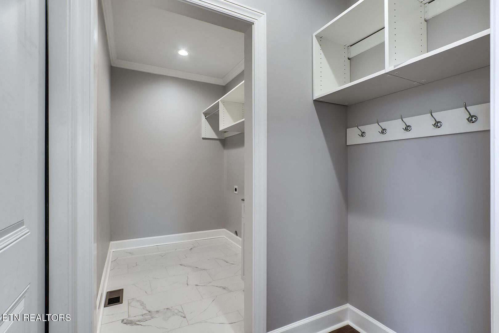 Loudon, Tennessee 37774, United States, 4 Bedrooms Bedrooms, ,5 BathroomsBathrooms,Residential,Active,90530