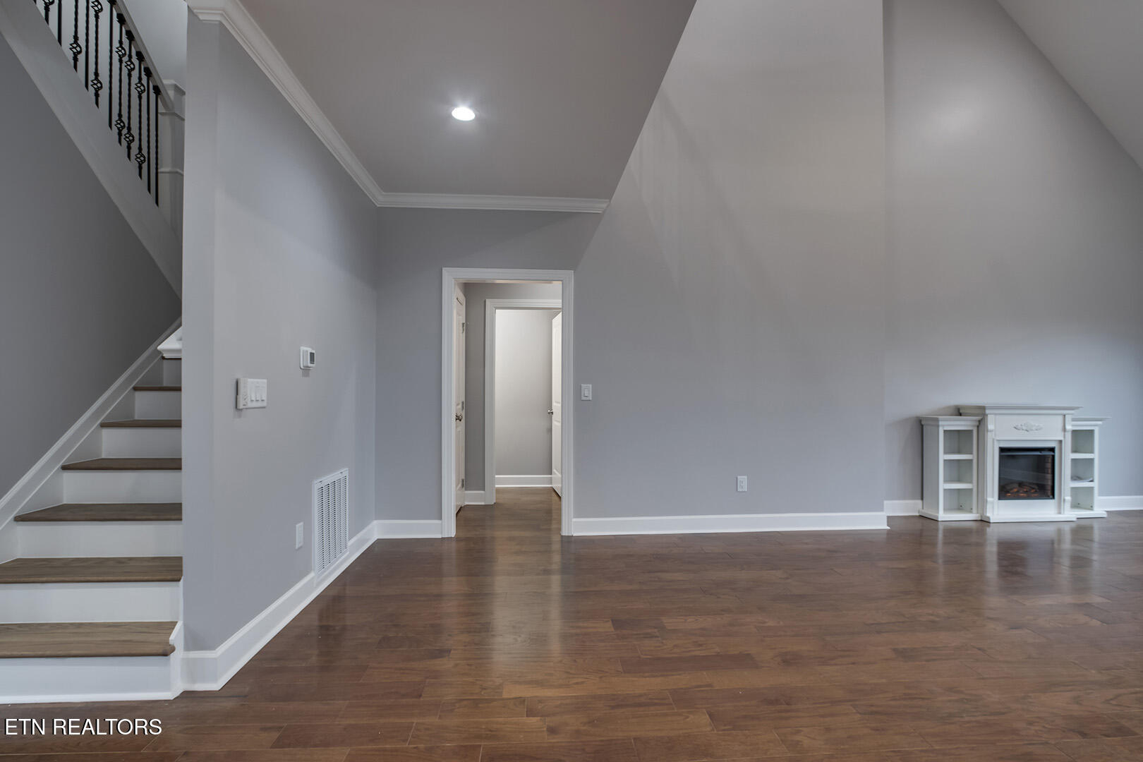 Loudon, Tennessee 37774, United States, 4 Bedrooms Bedrooms, ,5 BathroomsBathrooms,Residential,Active,90530