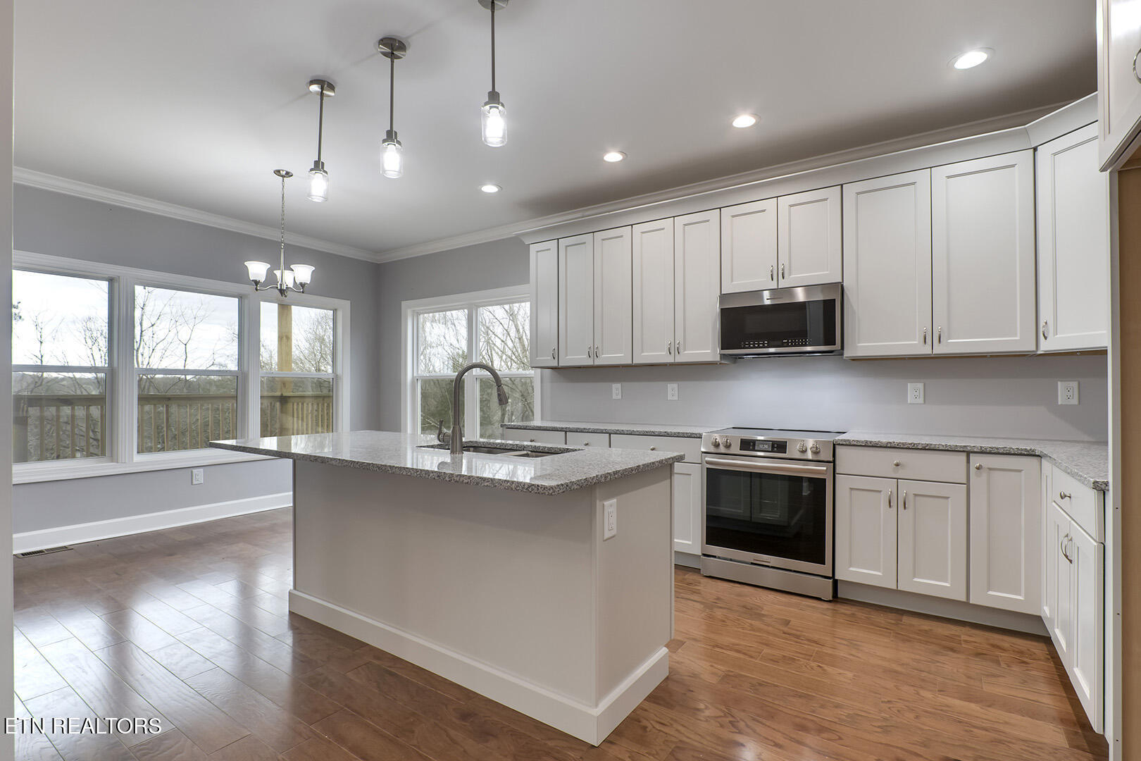 Loudon, Tennessee 37774, United States, 4 Bedrooms Bedrooms, ,5 BathroomsBathrooms,Residential,Active,90530