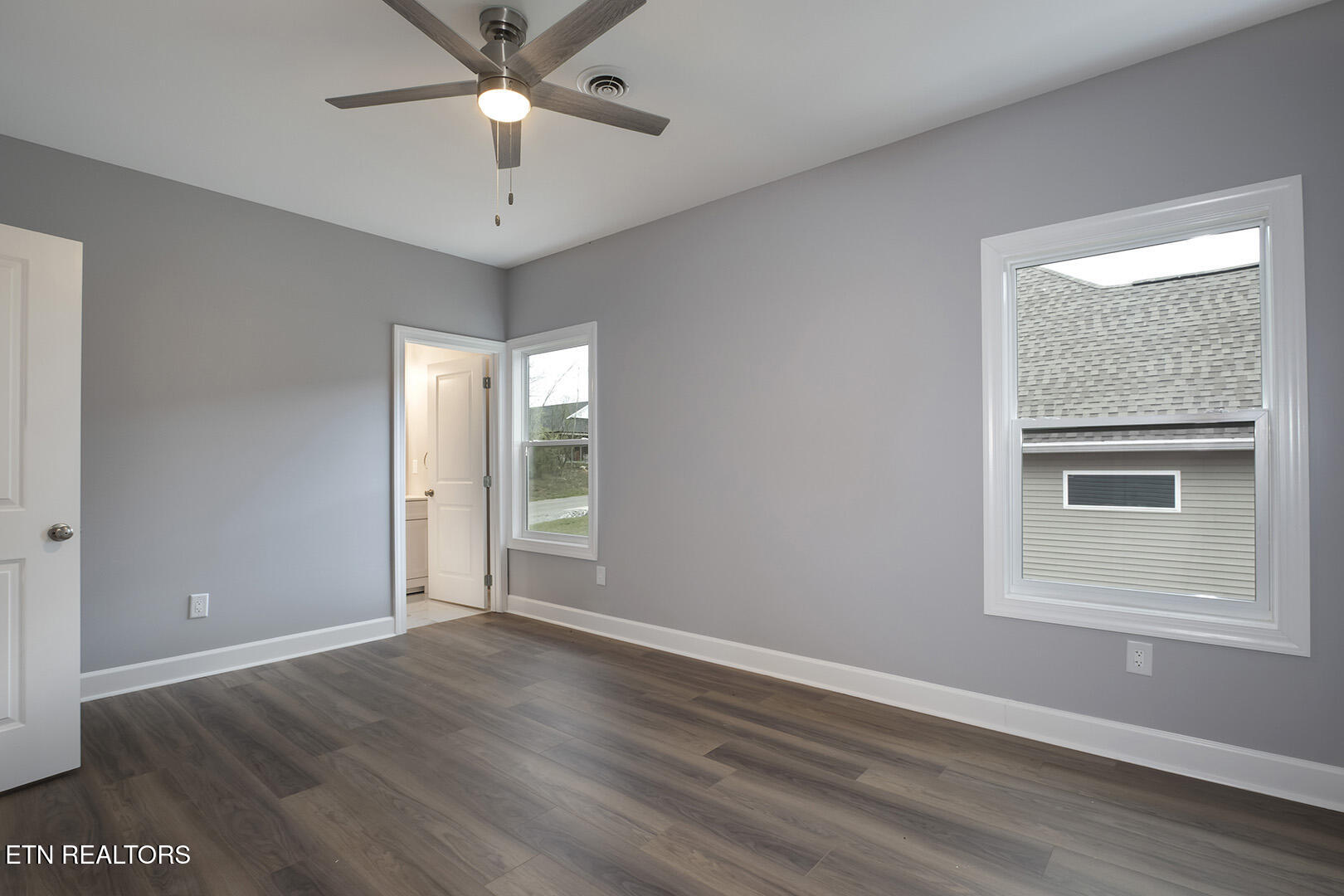 Loudon, Tennessee 37774, United States, 4 Bedrooms Bedrooms, ,5 BathroomsBathrooms,Residential,Active,90530