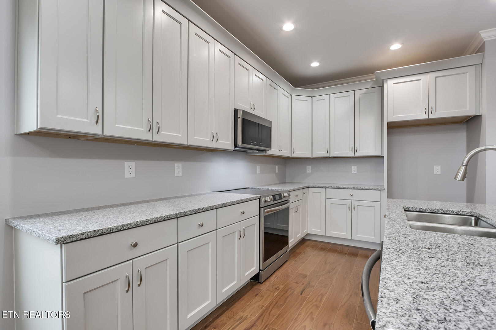 Loudon, Tennessee 37774, United States, 4 Bedrooms Bedrooms, ,5 BathroomsBathrooms,Residential,Active,90530