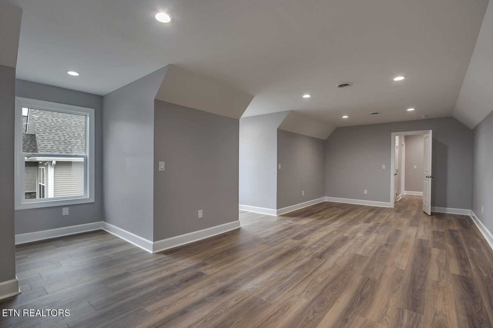 Loudon, Tennessee 37774, United States, 4 Bedrooms Bedrooms, ,5 BathroomsBathrooms,Residential,Active,90530