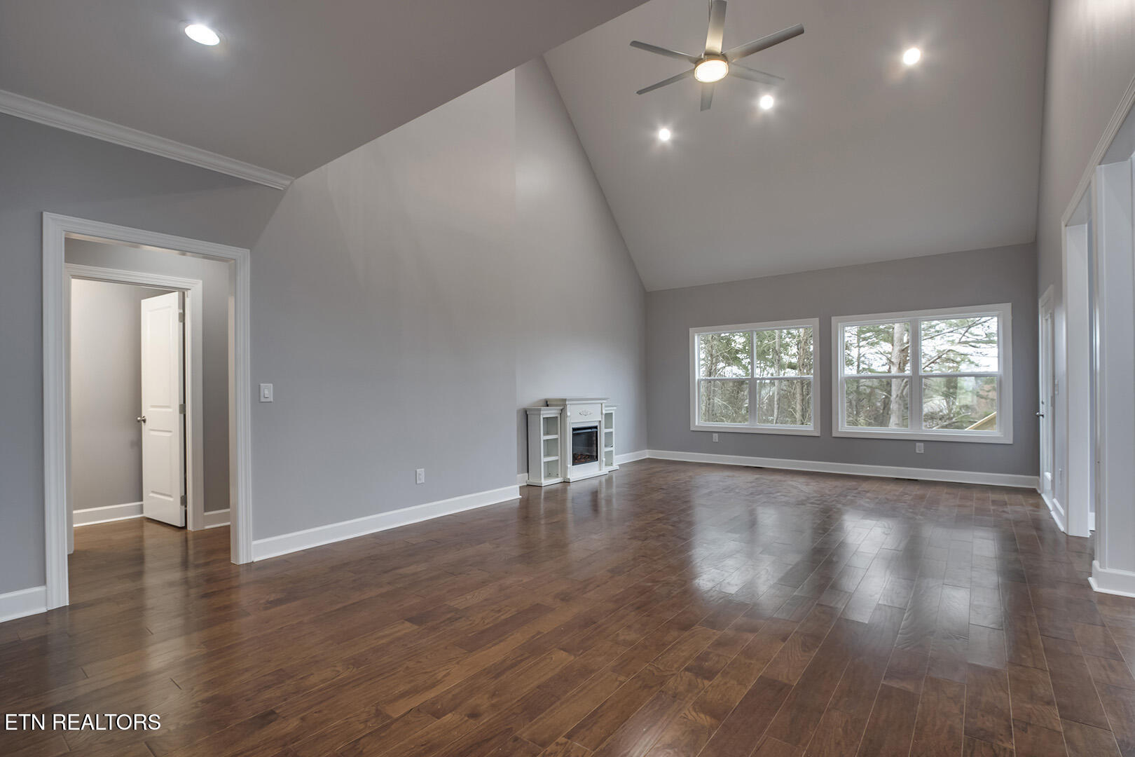 Loudon, Tennessee 37774, United States, 4 Bedrooms Bedrooms, ,5 BathroomsBathrooms,Residential,Active,90530