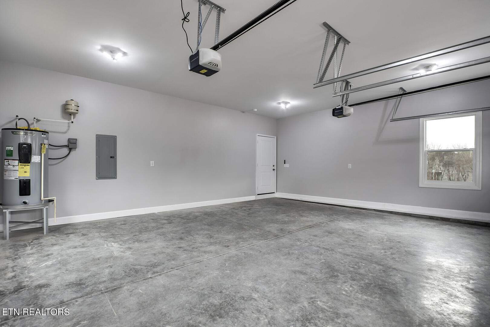 Loudon, Tennessee 37774, United States, 4 Bedrooms Bedrooms, ,5 BathroomsBathrooms,Residential,Active,90530