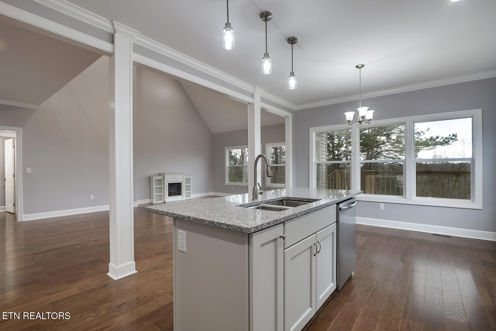 Loudon, Tennessee 37774, United States, 4 Bedrooms Bedrooms, ,5 BathroomsBathrooms,Residential,Active,90530