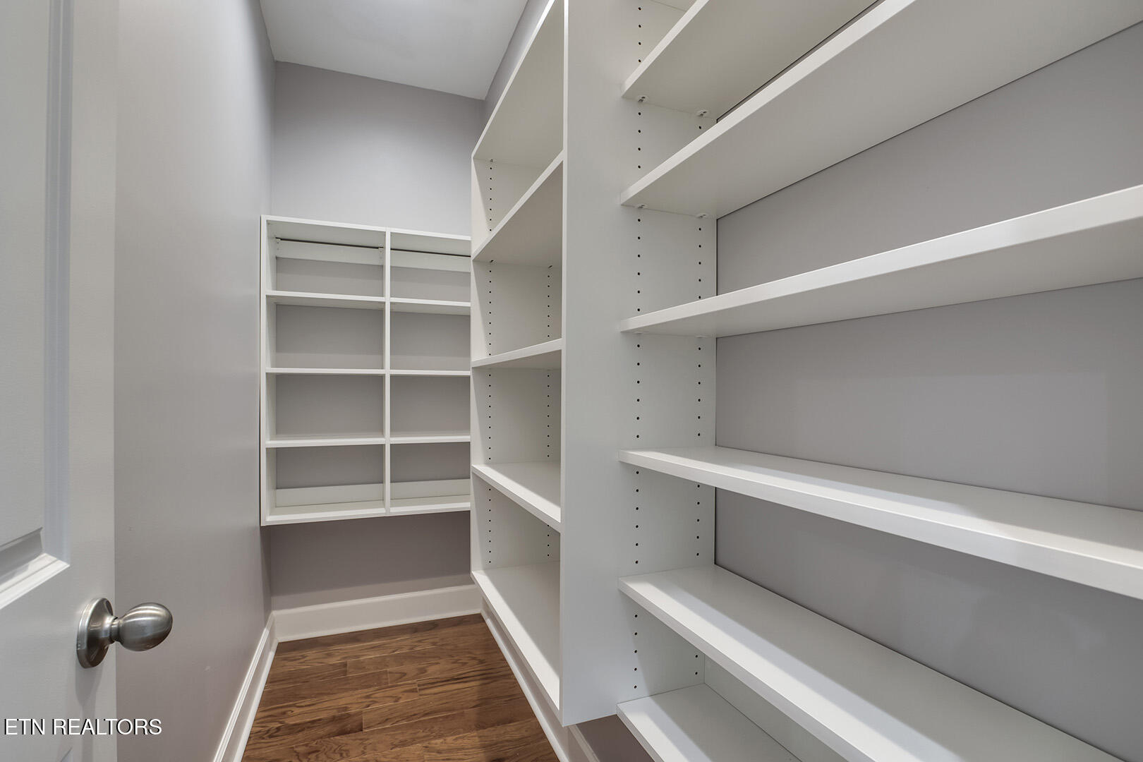 Loudon, Tennessee 37774, United States, 4 Bedrooms Bedrooms, ,5 BathroomsBathrooms,Residential,Active,90530