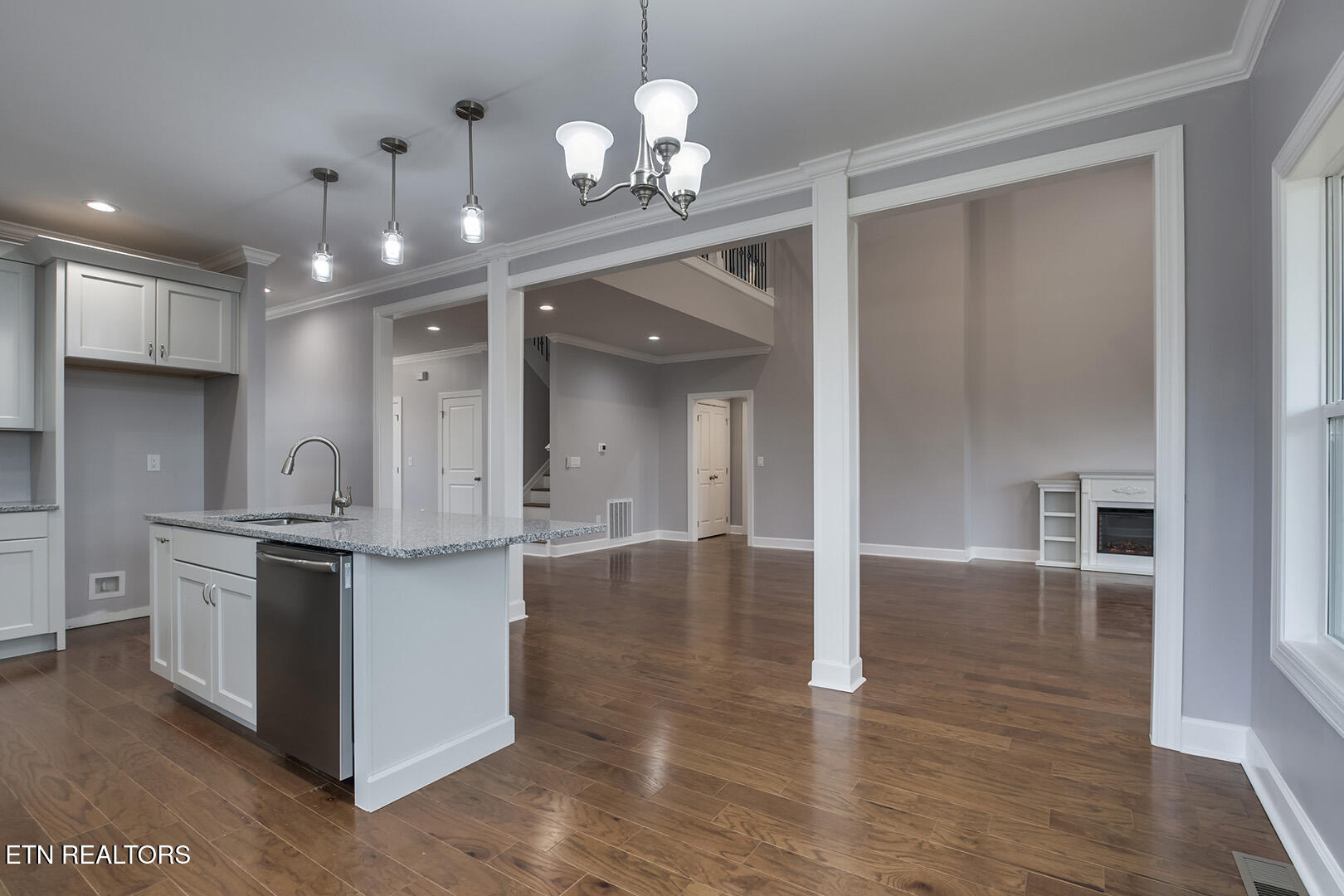 Loudon, Tennessee 37774, United States, 4 Bedrooms Bedrooms, ,5 BathroomsBathrooms,Residential,Active,90530