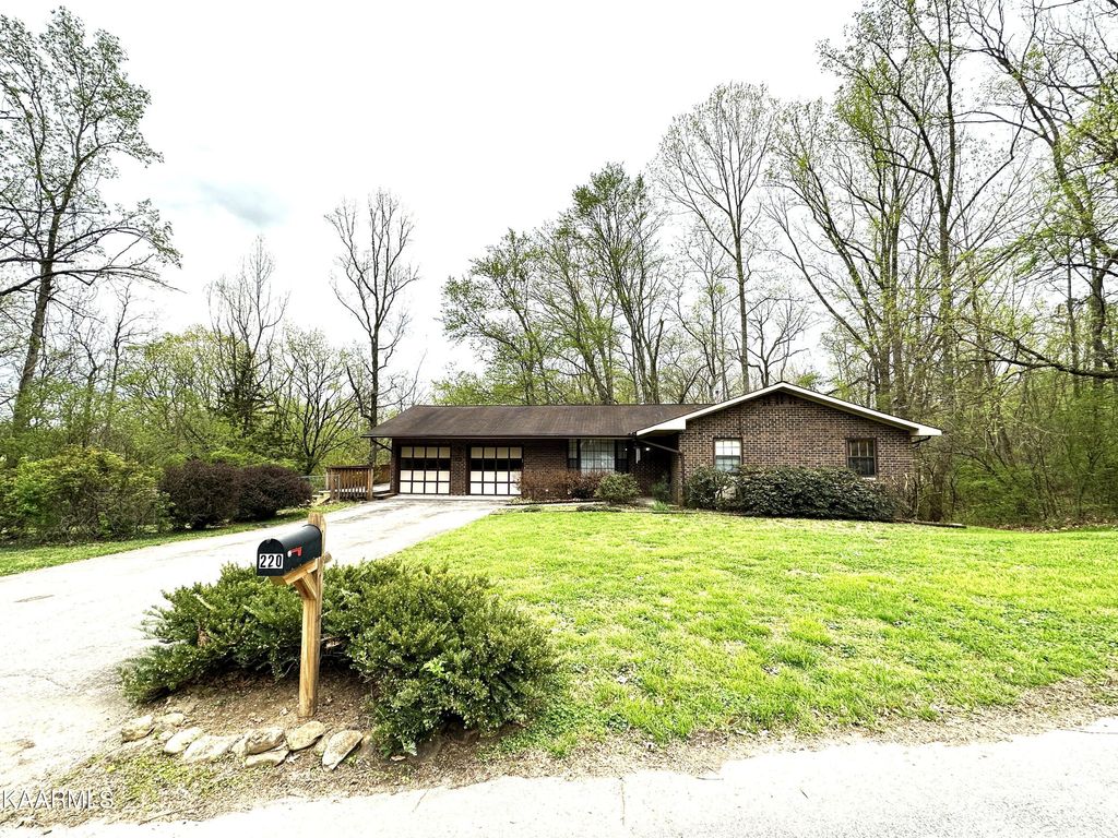 Photo of 220 Hermitage Drive, Oliver Springs, TN 37840 (MLS # 1224985)