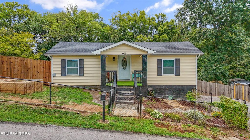 Photo of 909 Highland Ave, Loudon, TN 37774 (MLS # 1317144)