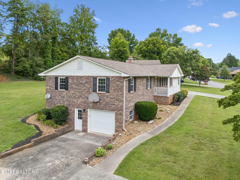 Photo of 2117 S Belmont Drive, Maryville, TN 37804 (MLS # 1348180)
