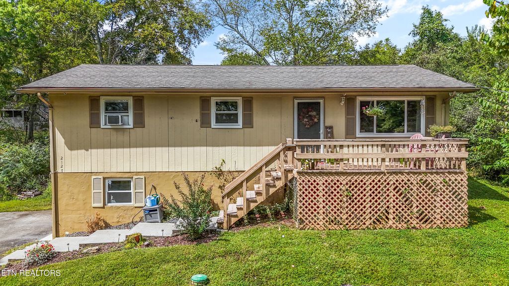 Photo of 2127 Highland Rd, Maryville, TN 37801 (MLS # 1316409)
