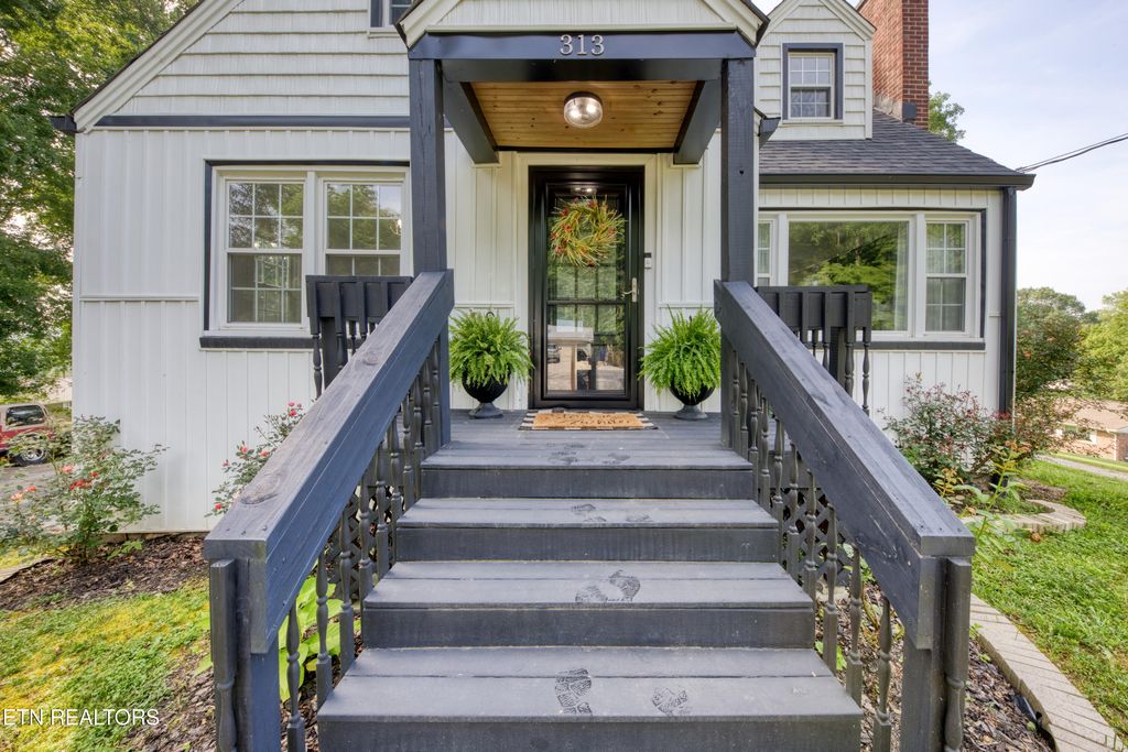 Photo of 313 Edgewood Circle, Clinton, TN 37716 (MLS # 1305326)