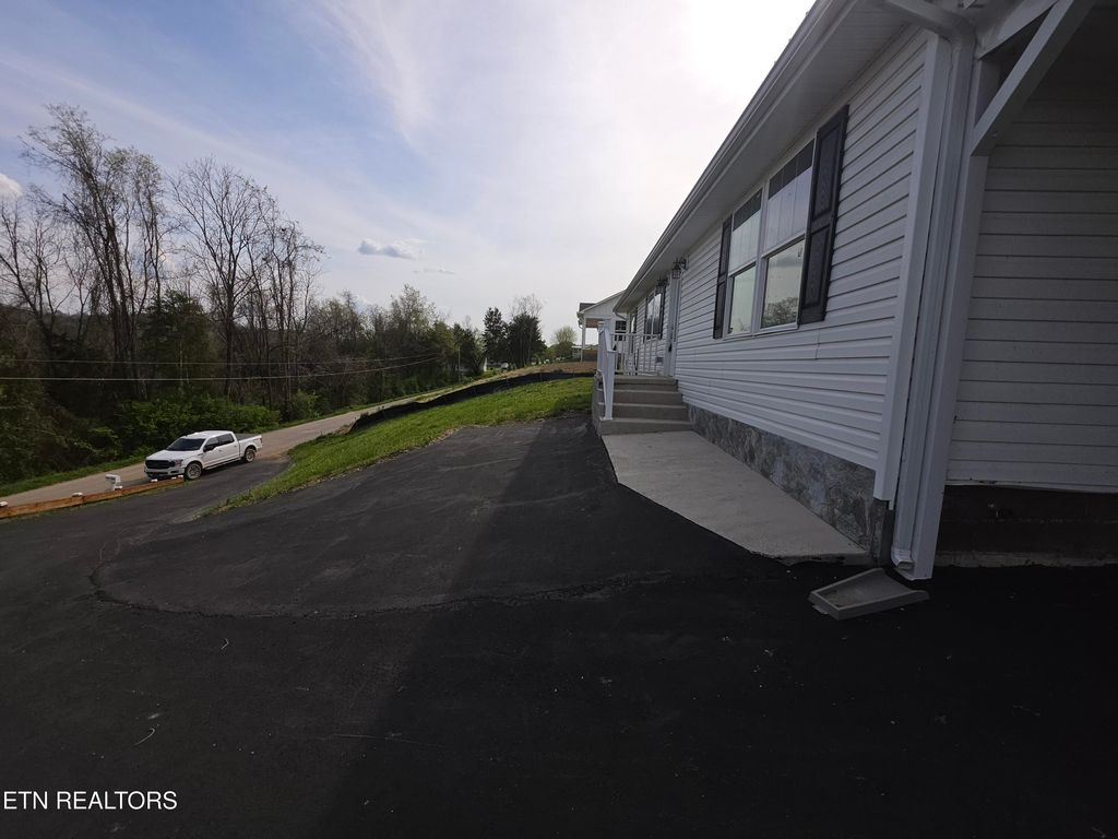 Photo of 330 Wilson Hurst St, Tazewell, TN 37879 (MLS # 1335421)