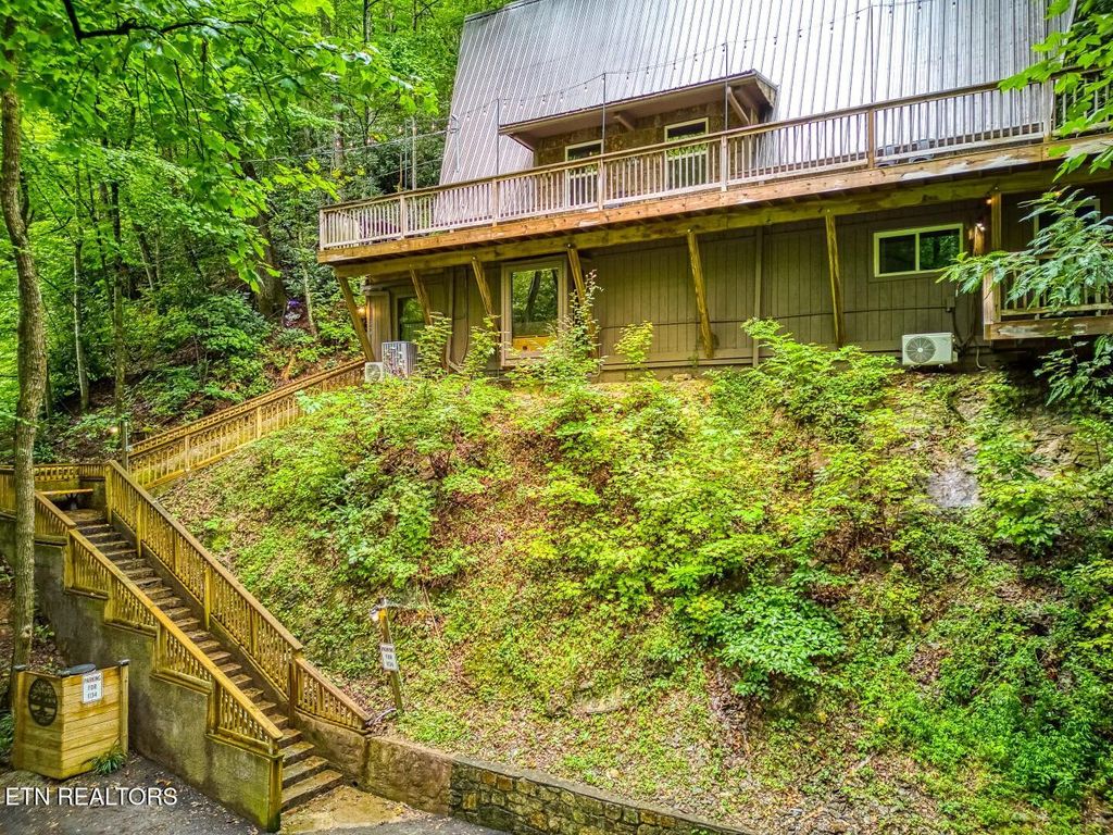 Photo of 1134 Ski Mountain Rd, Gatlinburg, TN 37738 (MLS # 1315348)