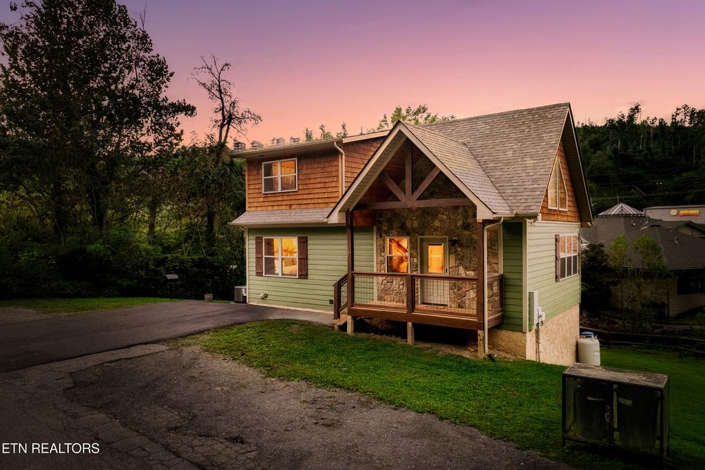 Photo of 835 Sleepy Hollow Rd, Gatlinburg, TN 37738 (MLS # 1328392)