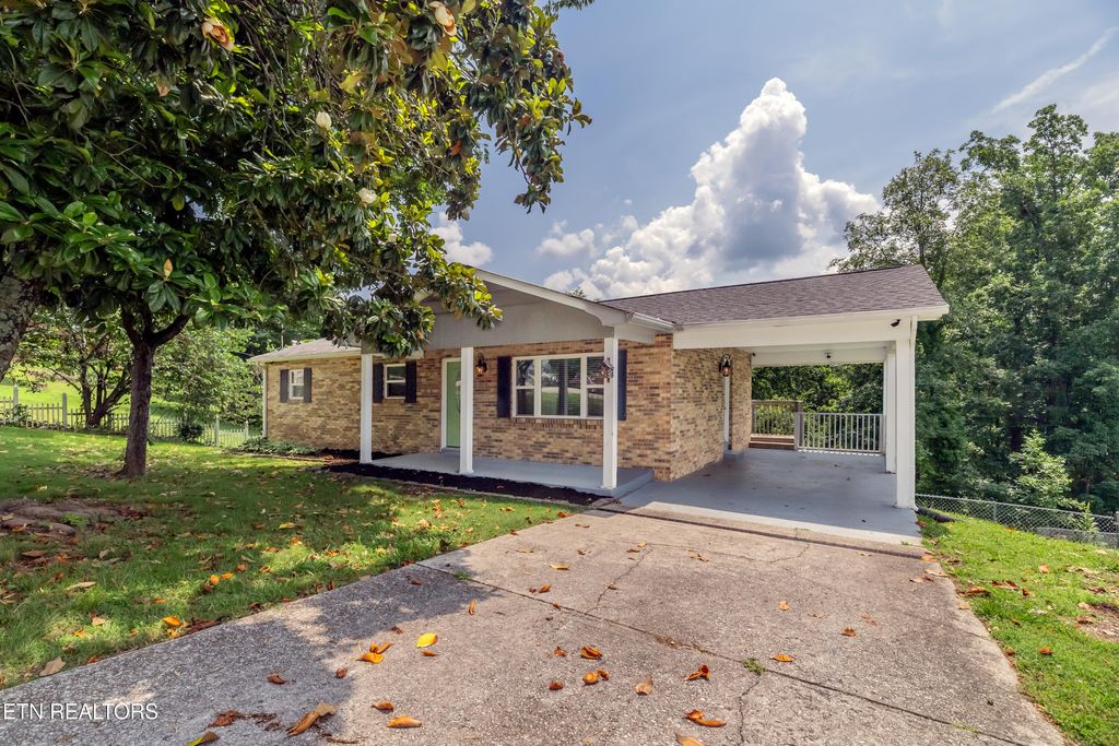 Photo of 612 W Ridgecrest Drive, Kingston, TN 37763 (MLS # 1304694)