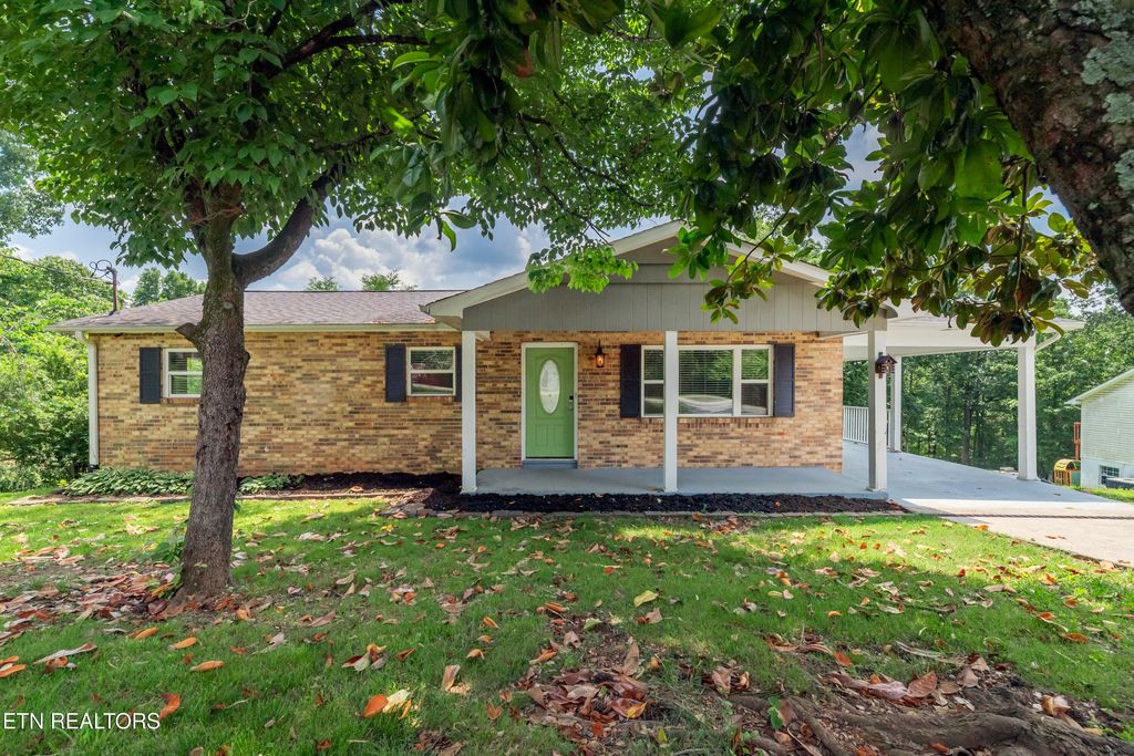 Photo of 612 W Ridgecrest Drive, Kingston, TN 37763 (MLS # 1304694)