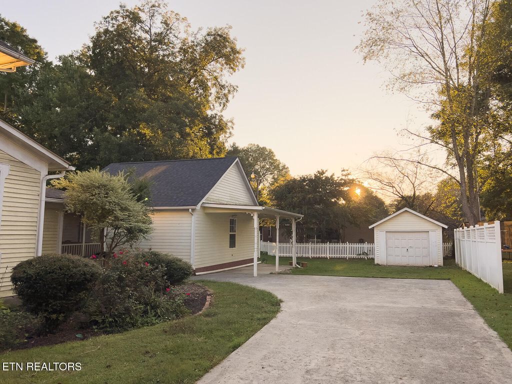 Photo of 503 Mayes Ave, Sweetwater, TN 37874 (MLS # 1318609)