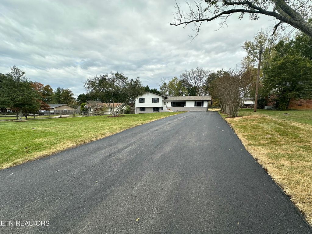 Photo of 6741 Heatherbrook Drive, Knoxville, TN 37931 (MLS # 1319937)